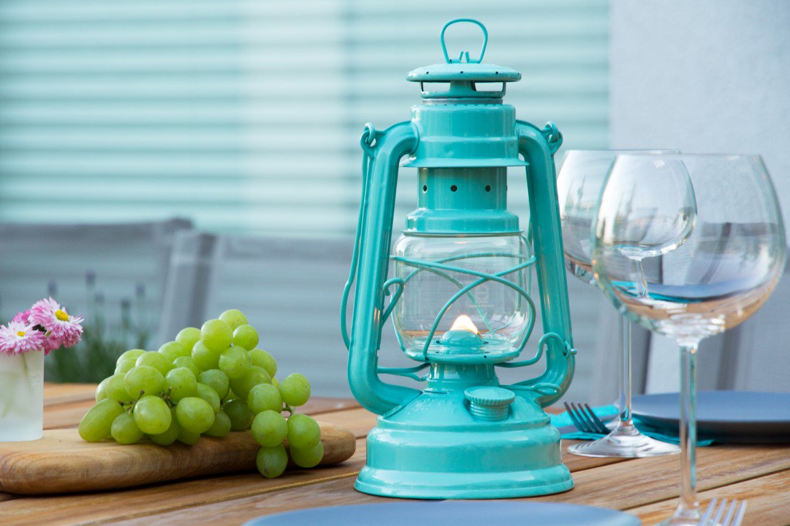 Vele kleuren olielampen van #feuerhand. Duitse kwaliteit. Welke kleur past op uw terras?  TIP: vul het tankje 3/4 vol!
grillsandstoves.com/wp-content/upl…