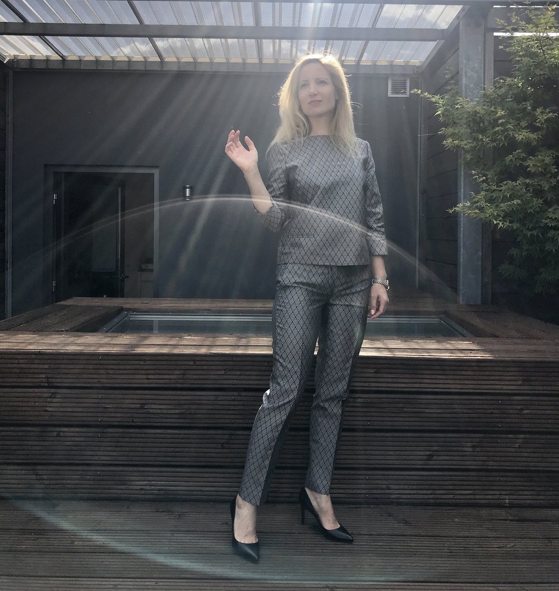 Styles4Work's tweet photo. Diesen Donnerstag kommt Erleuchtung 😇 Wir strahlen in einem grauen Zweiteiler… Heute kann gefühlt nichts schief gehen, also auf geht’s zu einem Vortrag. Einen strahlenden Donnerstag an alle! #styles4work #businessoutfit https://t.co/7NxD7dcXHT