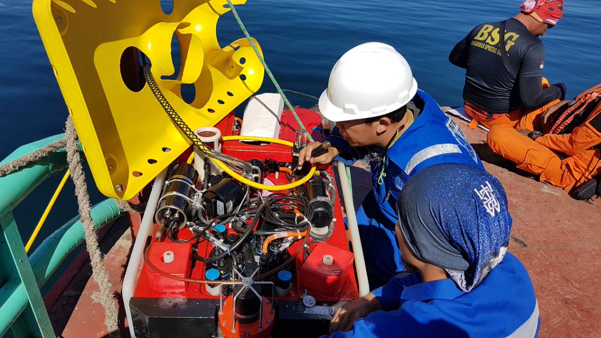 BPPT_RI's tweet photo. BPPT bantu cari KM Sinar Bangun di Danau Toba. ROV broperasi mencapai kdalaman 450m di sktr lokasi. Namun blm menemukan lgsg objek. Ops hari pertama dipimpin Kepala @SAR_NASIONAL, didukung @kemaritiman,BPPT,PushidrosalTNI,@infoBMKG,PT. PADI&amp;PT.MGS. @menristekdikti @kemristekdikti https://t.co/9KW0lOvGi0