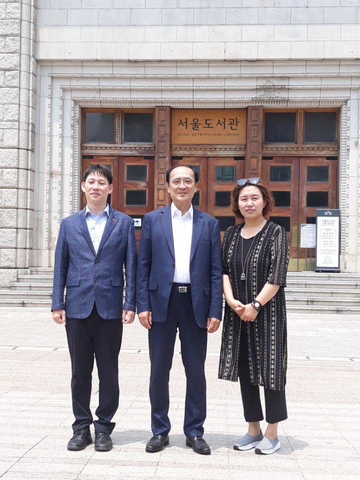 장호권 선생님과한컷 찍었습니다.^^