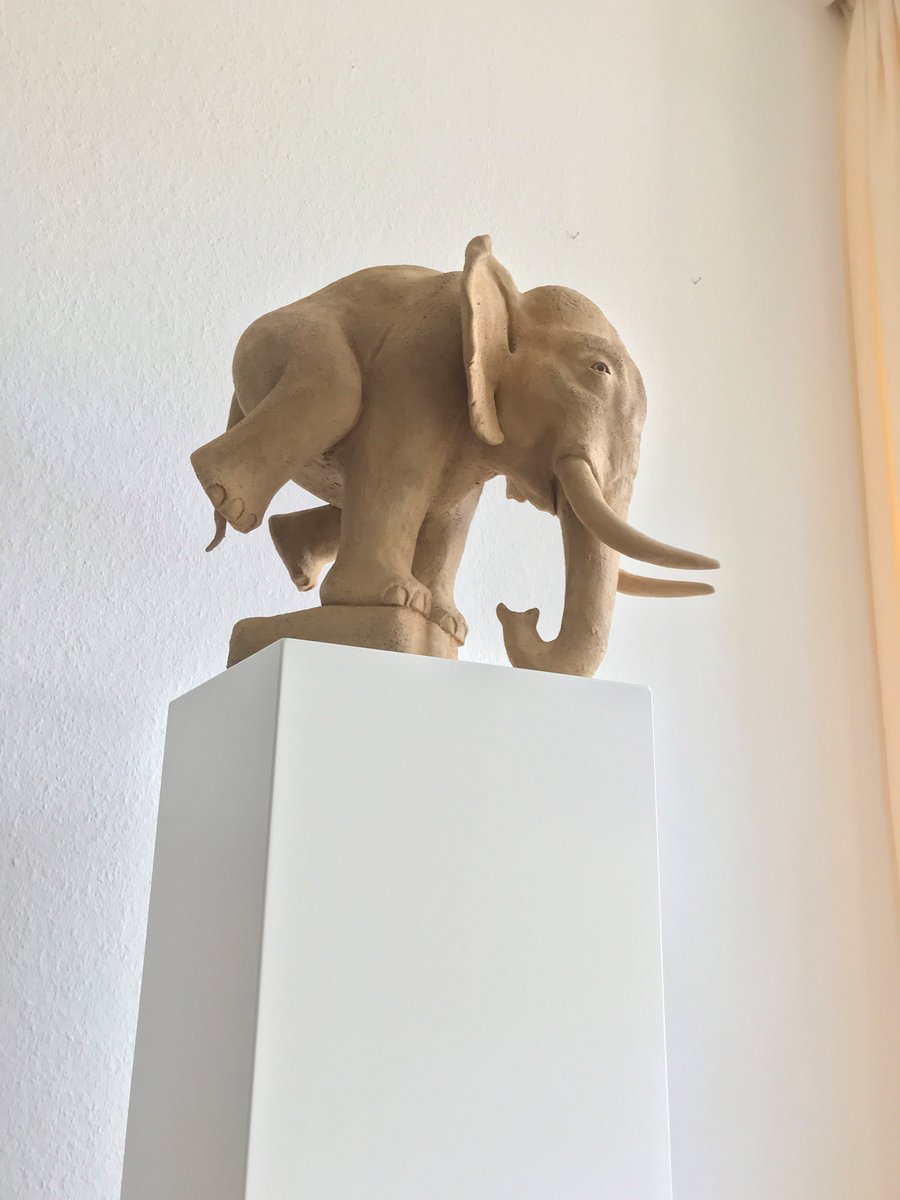 SolitsSockel's tweet photo. Auch ein tanzender Elefant auf unserem Sockel aus MDF ist überhaupt kein Problem. Ein Traggewicht bis zu 125kg schafft er mühelos ...! #Gewicht #Skulptur #Stehle #Podest #Ausstellung #Exponat https://t.co/uJxaRmPffX
