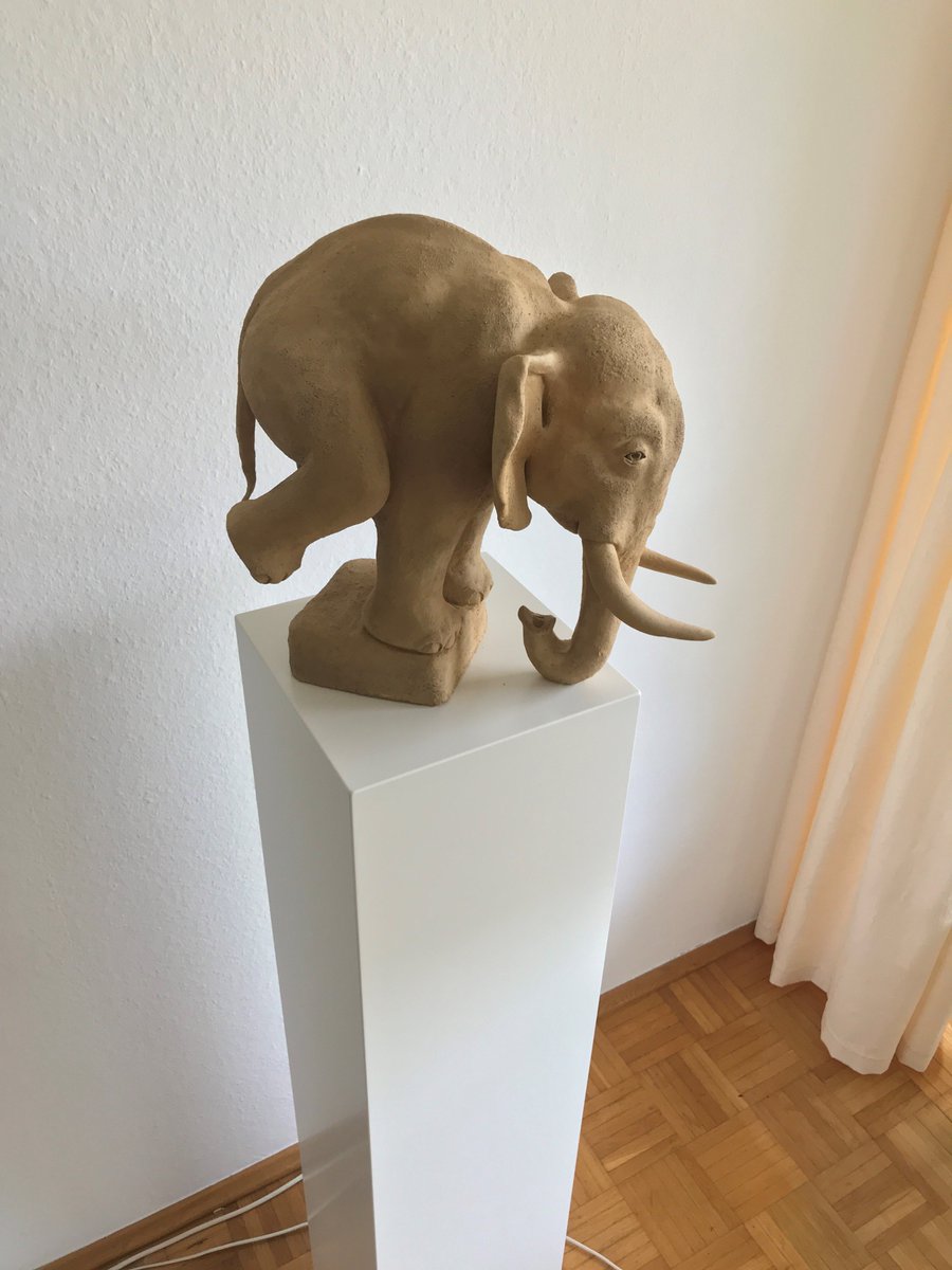 SolitsSockel's tweet photo. Auch ein tanzender Elefant auf unserem Sockel aus MDF ist überhaupt kein Problem. Ein Traggewicht bis zu 125kg schafft er mühelos ...! #Gewicht #Skulptur #Stehle #Podest #Ausstellung #Exponat https://t.co/uJxaRmPffX