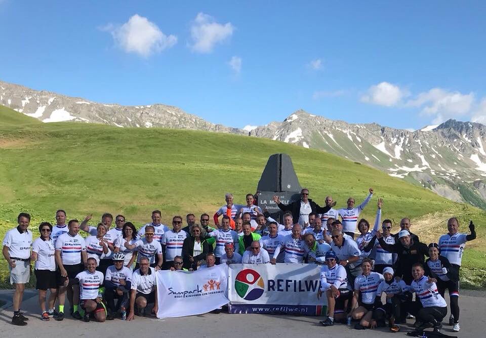 Beklimming Col de la Madeleine door groep van 50 OK-leden en sympathisanten voor #Sampark en #Refilwe is een feit!! Steunt u dit initiatief? Doneren kan nog tot vrijdag! okmadeleine.nl
