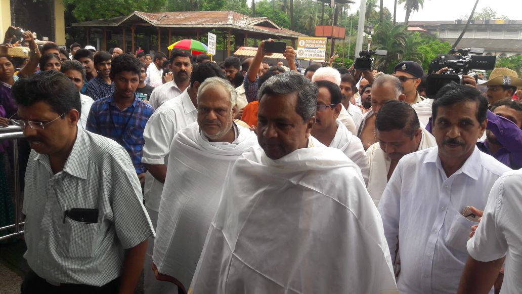 Bangalore Mirror "Former chief minister @siddaramaiah leaves Shantivana- SDM and Nature Cure Hospital and College and is on the way Shri Kshetra Dharmasthala. After darshan of lord Manjunatha,