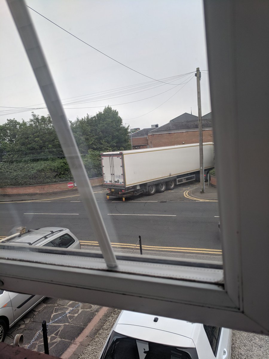 DeathloreUKPlay's tweet photo. @sainsburys Brentwood can you please tell ya boy it's deliveries from 9am only and to turn his bloody engines off, he's been here since 0700am 😣 https://t.co/SXBeRX9IMg