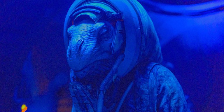 futureotforce's tweet photo. STILL OF THE DAY:
#HanSolo returns from #LadyProximaโs hyper fuel deal with a hidden tube of #Coaxium intended for #QiRa but is caught in the act by White Worm enforcer #Moloch in this scene from #SoloAStarWarsStory
https://t.co/bkSE8bxJPH
#Solo #StarWars https://t.co/RMpt1WcXVZ