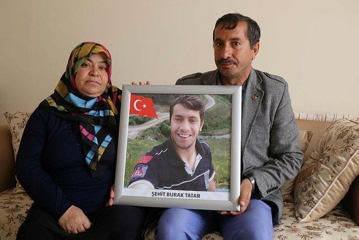 medya adamı on Twitter: "Afrin'de şehit olan UMKE görevlisi Burak Tatar'ın babası Yahya Tatar “Şehitlerimizin kemiklerini çiğneyerek HDP'nin barajı geçmesi için çalıştılar. Ama oğlumun emaneti kazandı. Millet apoletlerinizi söktü.” https://t.co ...