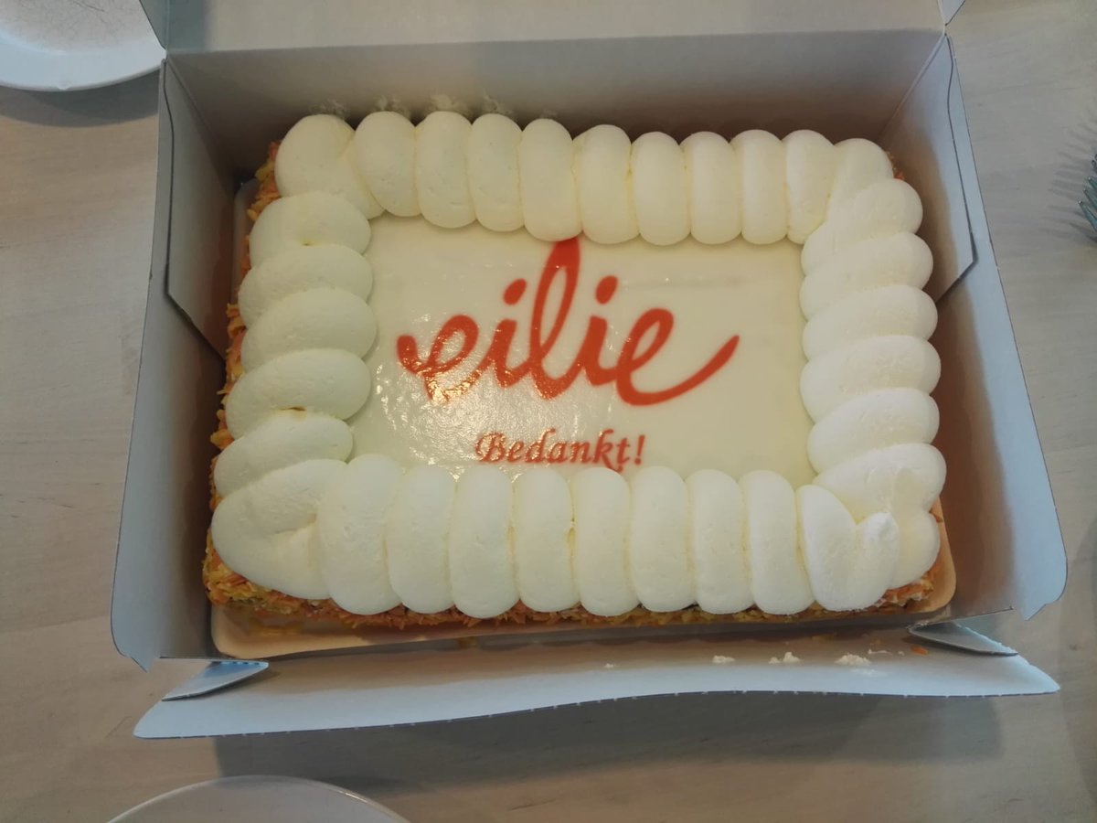 Bedankt voor je inzet en enthousiasme de afgelopen stageperiode, Suzanne! En bedankt voor de lekkere taart! We zien je a.s. maandag graag op je eerste werkdag @eilietelecom :-) #stage #afscheid #nieuwe #baan #eilie #telecom #administratie #financien #blijmetjou