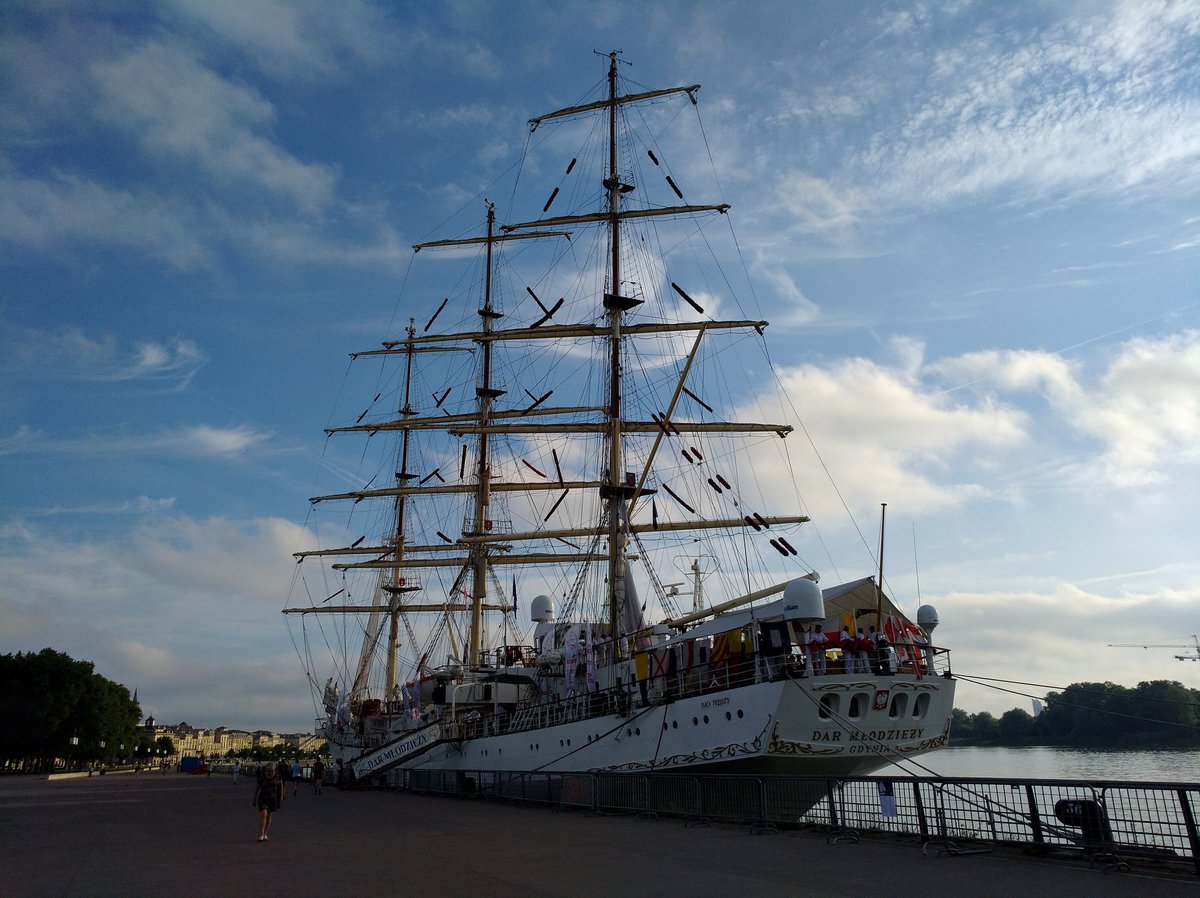 MathDudreuil's tweet image. Ce matin les entreprises embarquent pour 2 heures sur le Dar Mlodziezy à #Bordeaux pour parler #partenariats #economie #business avec la #Pologne avec l'ambassade et la @CCINleAquitaine