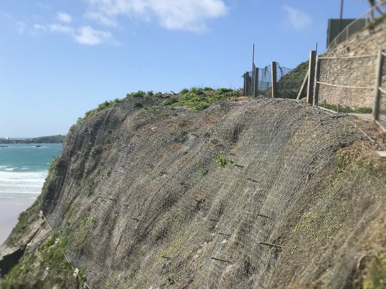 Maccaferri_UK's tweet photo. Supporting the construction industry in reducing #environmentalhazard posed by #rockfalls on human lives and properties thanks to #Steelgrid® HR 30 Polymeric with HR KIT in #Cornwall. Learn more:
https://t.co/xe2z5M21tY https://t.co/ChWJsvTacX