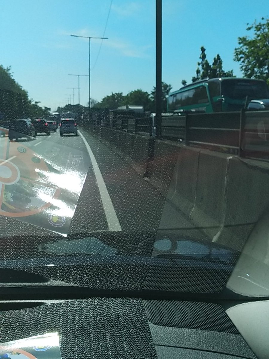 wiseguysby's tweet photo. @e100ss ini jalur sby sda macet total...saya dari sda arah sby keluar digunung sari aja ujung macetnya belom keliatan ( foto km 13) https://t.co/1uP4YOTOaX