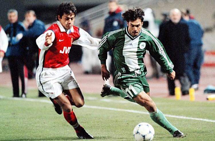 1998-99 C.L. Παναθηναικος-Αρσεναλ,ο Ανδρέας Λαγωνικακης σε μια φάση του αγώνα.