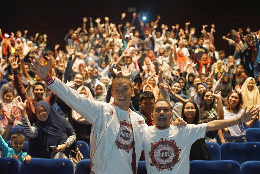 sorayafilms's tweet photo. CIBINONG kemarin sudah menjadi TARGET 🎯Sammy &amp; Abdur di  @cinema21 @C_CityMall  🙌
-
Bioskop mana yang akan jadi TARGET 🎯 para Cast berikutnya yaaa? 😁
#filmtarget #sedangtayang #nobartarget https://t.co/0XjoNFeVBq