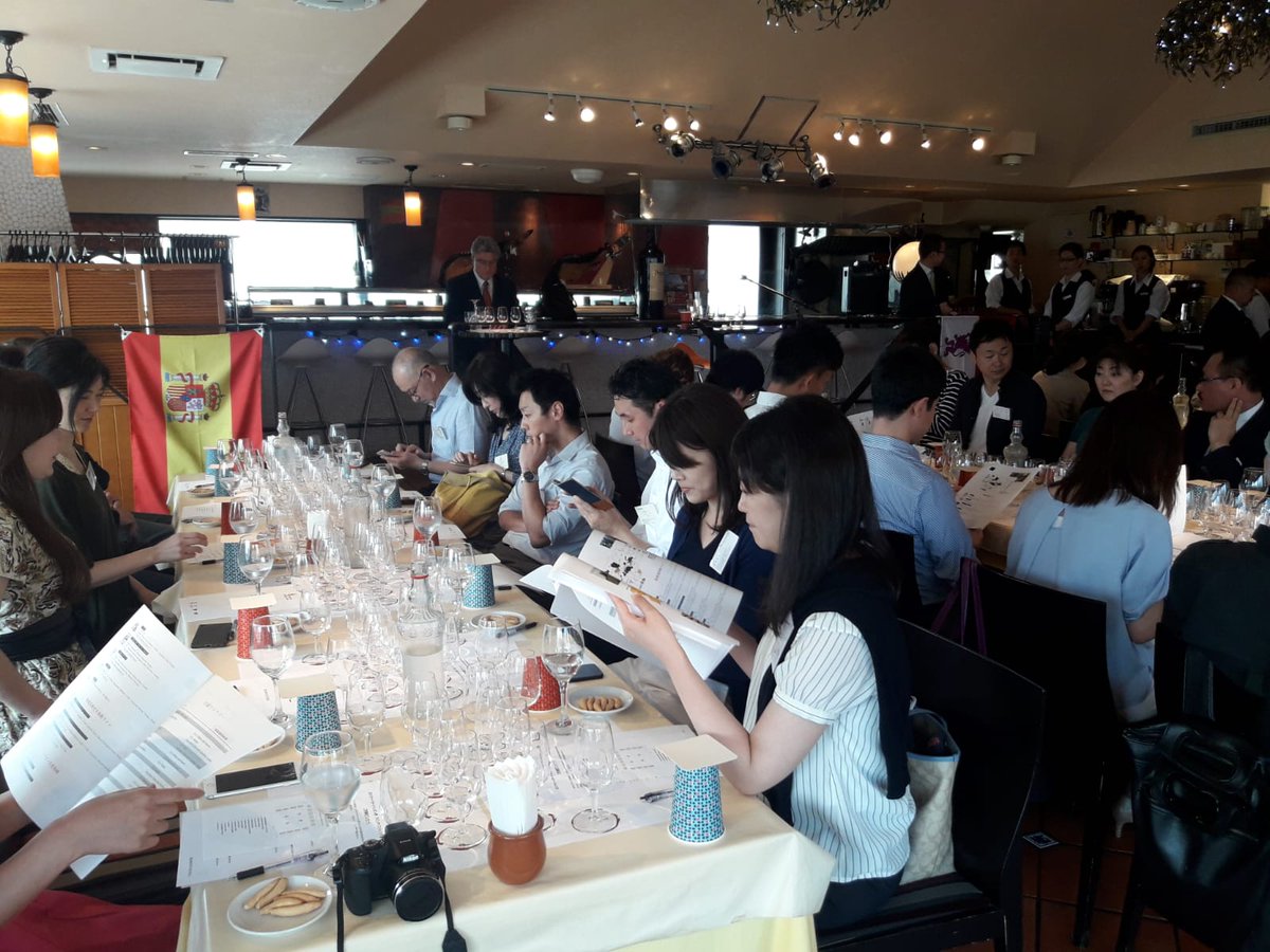 empresasjcyl's tweet photo. Profesionales japoneses disfrutan de la Master Class con vinos de Castilla y León, dirigida por Takayuki Kikuchi, chef sumiller del restaurante #SantPauTokyo. @CervantesTokio https://t.co/i1CvDITi4A