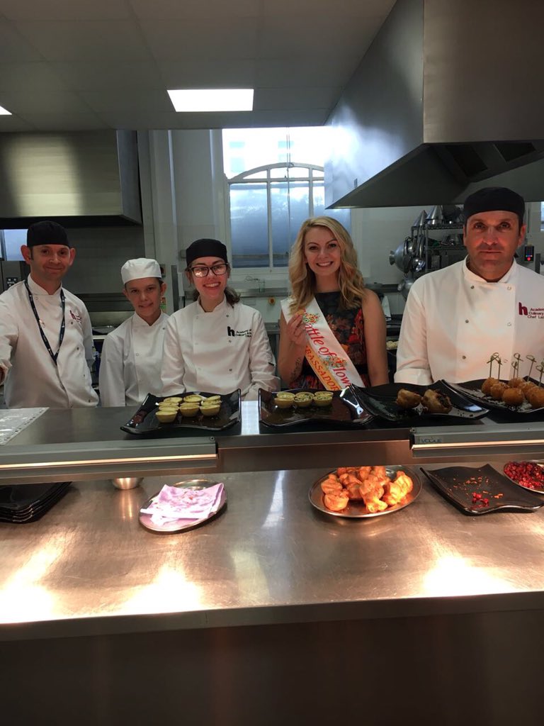 Highlands_JSY's tweet photo. Thank you to everyone who attended our Open Evening last night, including Miss @BattleofFlower who visited all of our departments around the College! #HighlandsJSY https://t.co/Bk4BvwQ7A8