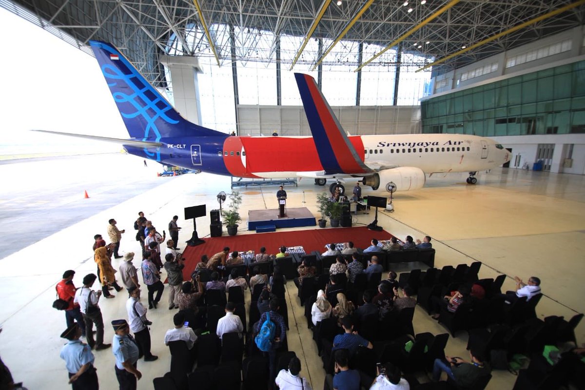 Sore tadi secara resmi stiker Indo Motocross Grand Prix of Indonesia 2018 (MXGP)Tiket.com terpasang pd pesawat Boeing 737 800 NG Sriwijaya Air yg menandai dimulainya seri MXGP Indonesia
.
Semoga menjadi momentum kebangkitan olahraga otomotif Indonesia.-IN
#indomxgp