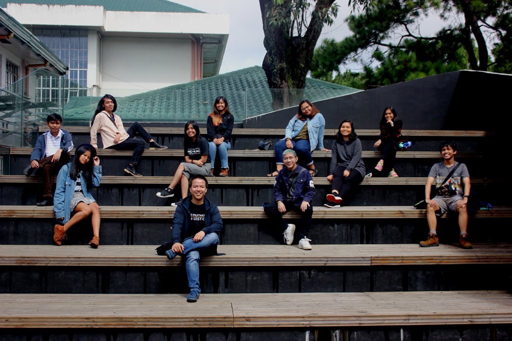 isko_rosario's tweet image. CLASS PICTURE NG TAON. Mukha pa naman kaming maayos pagkatapos ng 11 days na fieldwork. #lingg125fieldwork #languagedocumentation