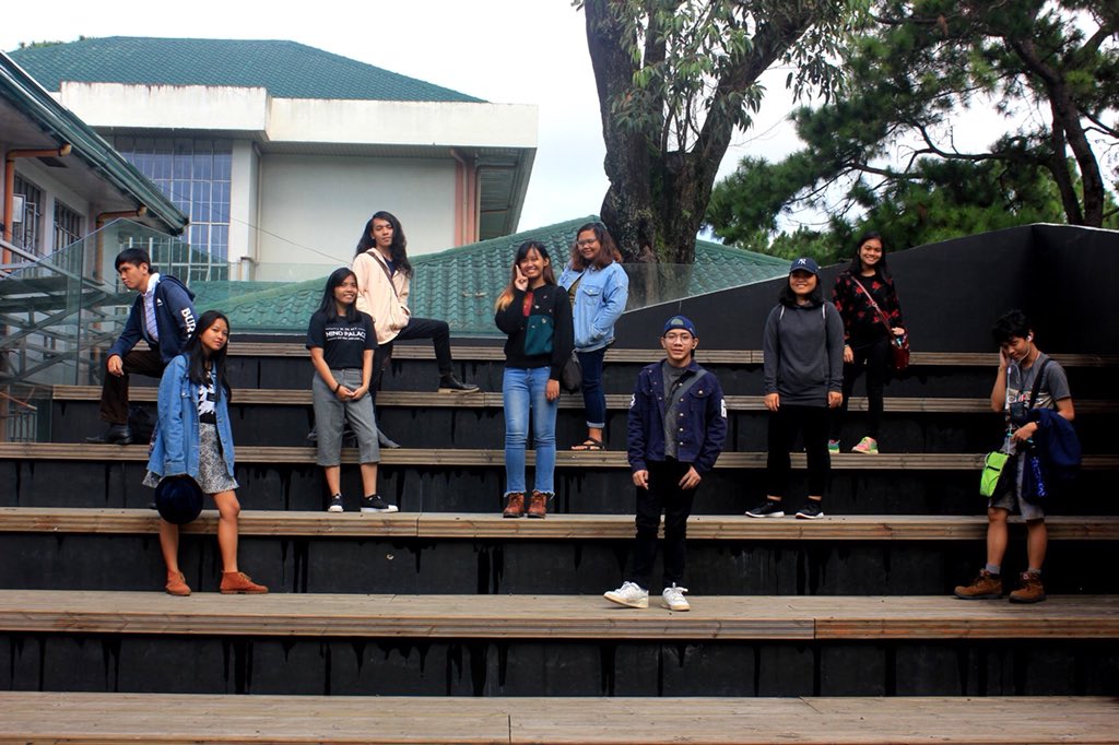 isko_rosario's tweet image. CLASS PICTURE NG TAON. Mukha pa naman kaming maayos pagkatapos ng 11 days na fieldwork. #lingg125fieldwork #languagedocumentation