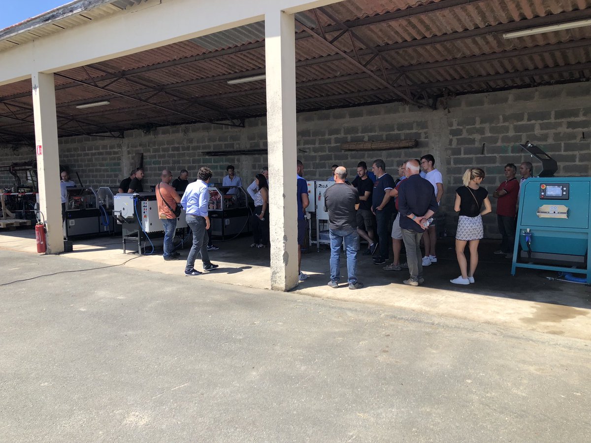 ldeliere's tweet photo. #UEVigneBordeaux @Inra_BdxAqui @isvv_bordeaux heureuse d’accueillir @FFPV20 pour visite dispositifs et démonstration matériels https://t.co/tz1yE7im3Z