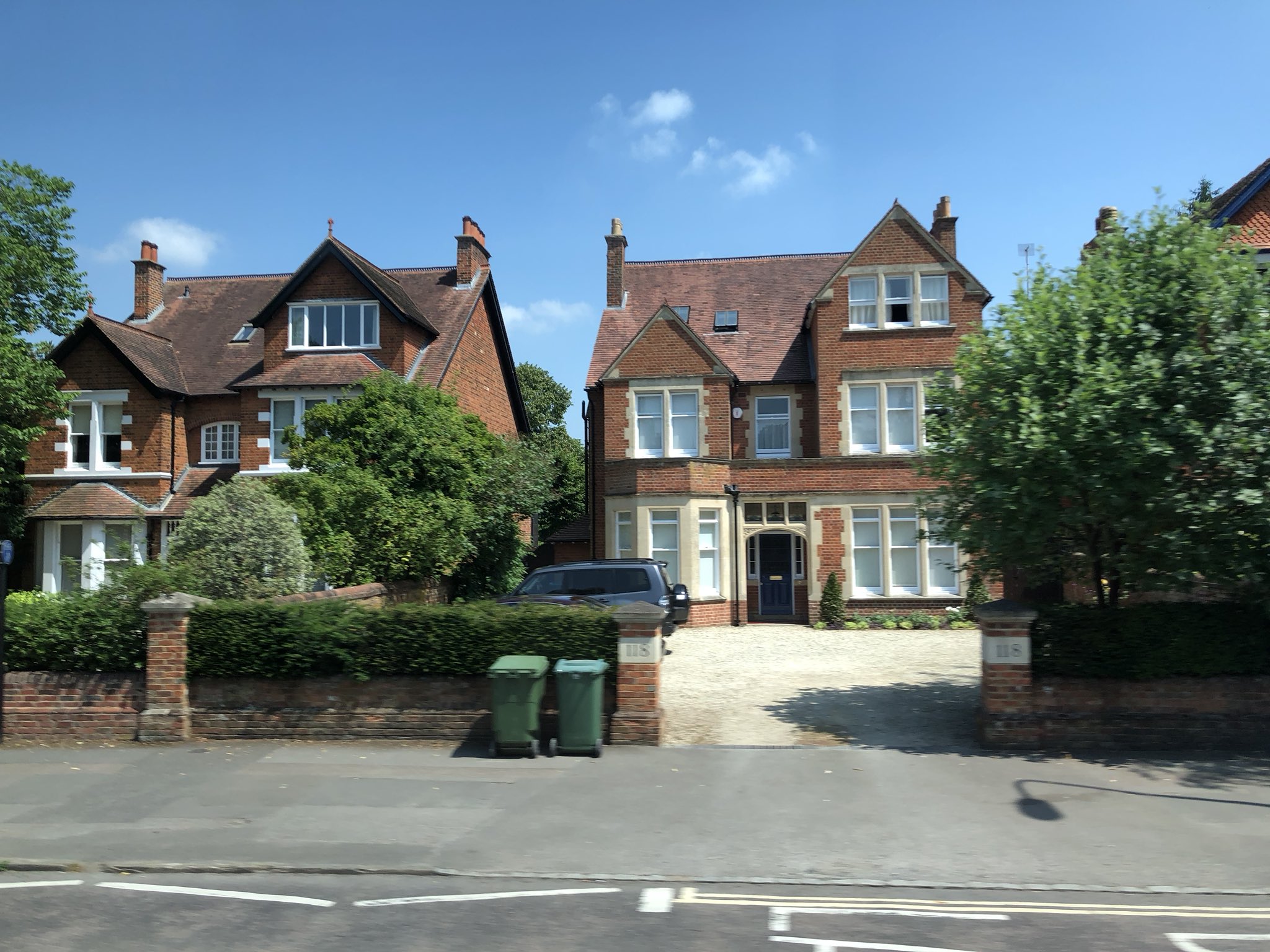 依緒 イギリスの高級住宅街 こういう所に一軒位はアーサーの別荘絶対ある 菊と二人でのんびり過ごしてる 私も住みたい T Co Ruwnjsxr8x Twitter