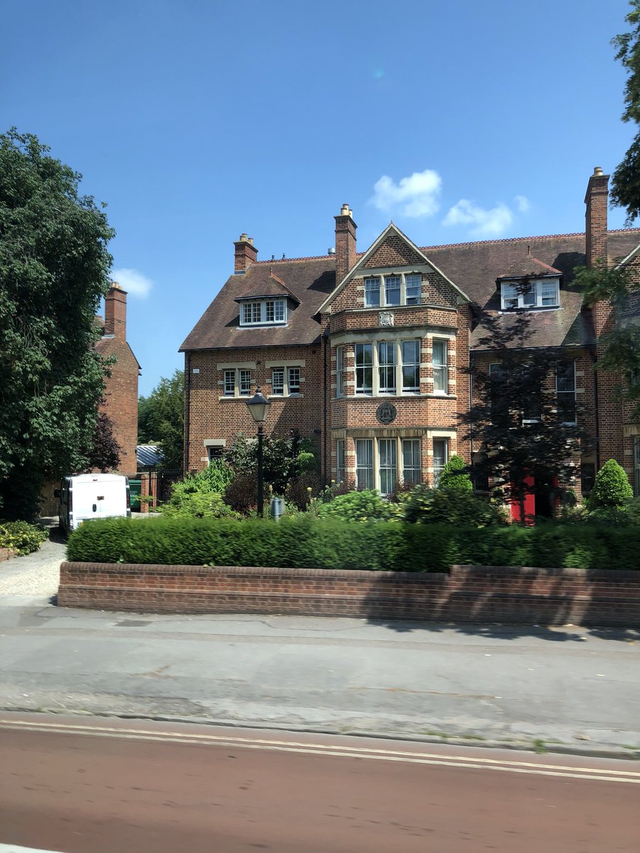 依緒 V Twitter イギリスの高級住宅街 こういう所に一軒位はアーサーの別荘絶対ある 菊と二人でのんびり過ごしてる 私も住みたい T Co Ruwnjsxr8x Twitter
