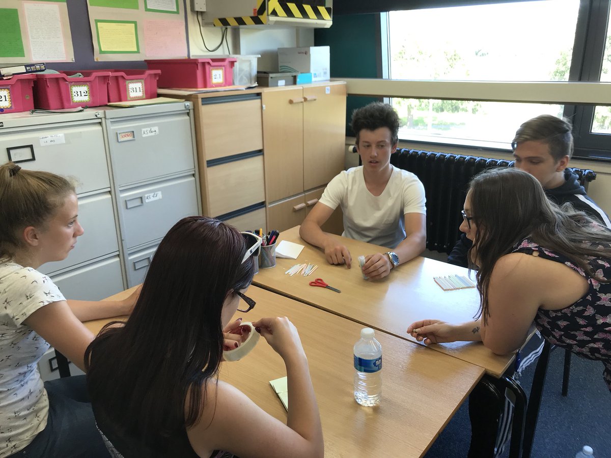 WilberforcePS's tweet photo. Thinking like public services - our favourite! Sharing ideas in order to complete a task 🌉 https://t.co/NZdH11zLD1