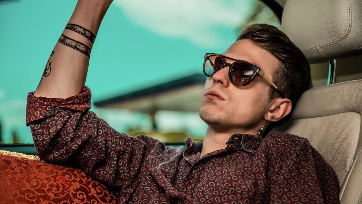 IRAMAPLUME's tweet photo. “Non è un vestito che mi rende elegante se dentro sono lo stesso, quel ragazzino di sempre.” 🌹
Da questo momento è attivo il sito con tutto il merchandising ufficiale. 👉🏻 https://t.co/SYDCp3CtcA
Ci vediamo oggi a Catanzaro - Parco Commerciale Le Fontane ore 16:00 https://t.co/r4O4XRWhdQ