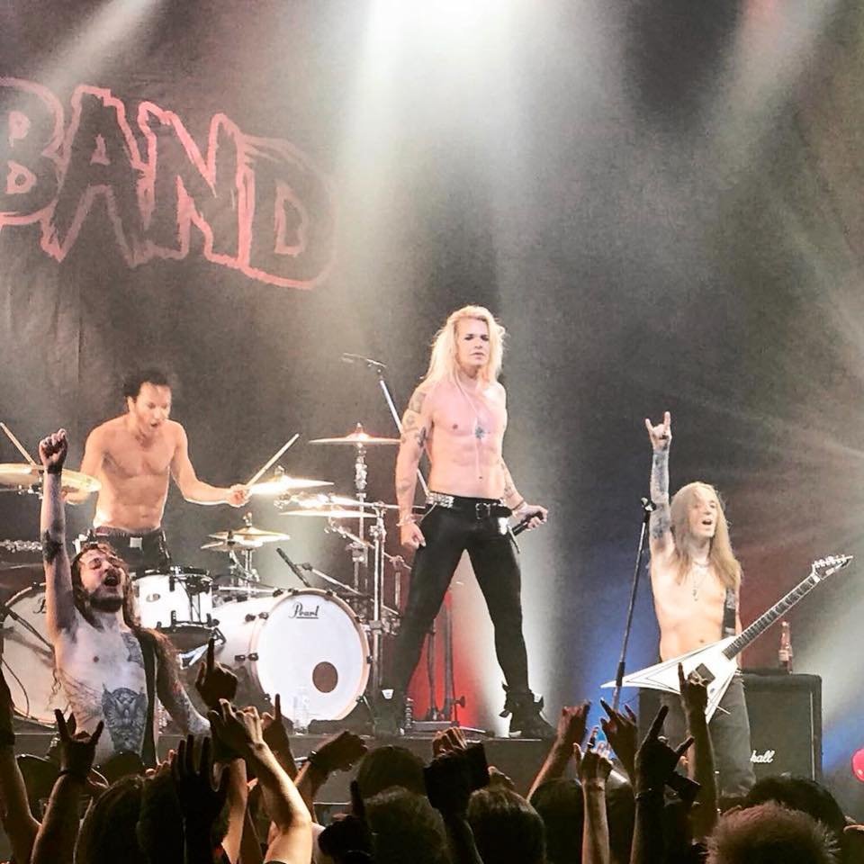 Moimoisuomirock's tweet photo. フィンランドからロック情報発信中：The Local BandからArchie Cruz脱退。新ベースにLost SocietyのSamy Elbanna加入！ #ローカルバンド ＃AlexiLaiho ＃Jussi69 ＃OlliHerman ＃ArchieCruz #脱退 ＃SamyElbanna ＃加入 #80年代ロック　
詳しくは ➡️https://t.co/e4C1yrWEx4 https://t.co/mlpu1bZx9X