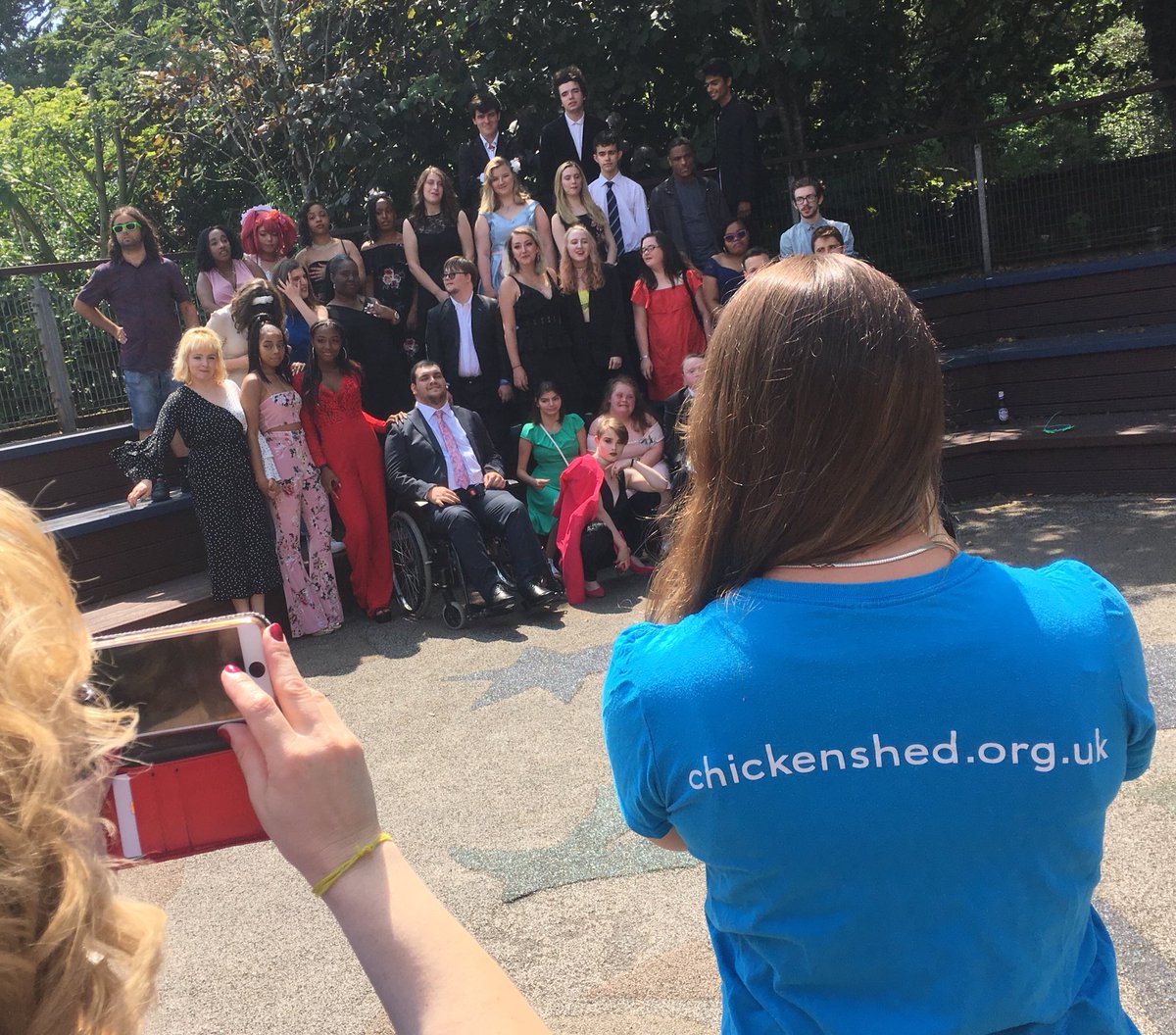 Chickenshed_Edu's tweet image. Student photos before the graduation ceremony begins! #itsourtradition #CSgrad #graduation2018