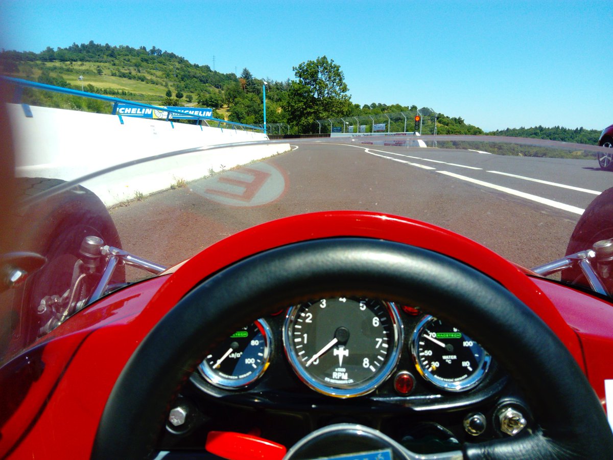 Driving historic single seater around the Charade circuit is a hell of experience
#classicracingschool