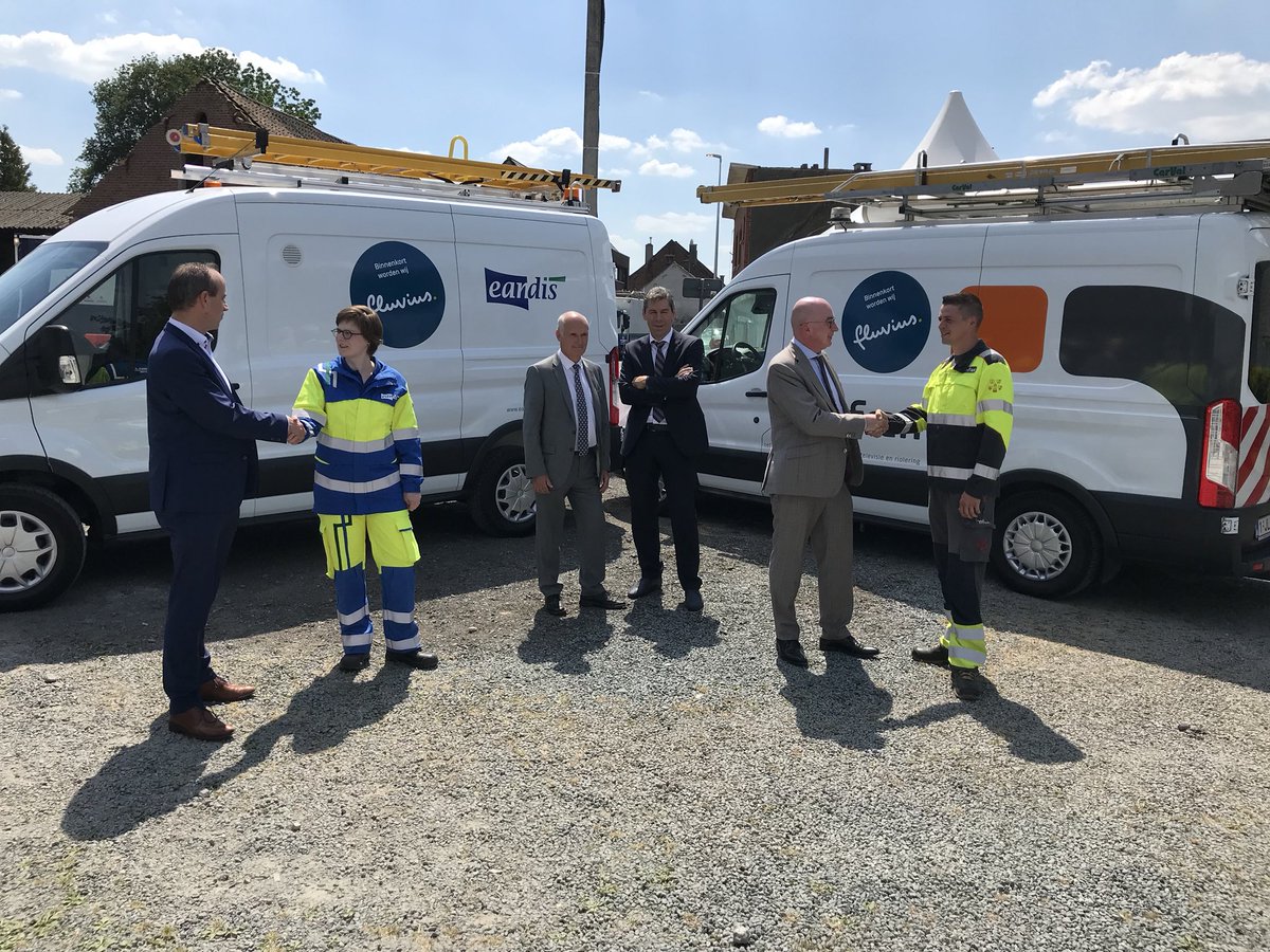 Fluvius_be's tweet image. .@PietBuyse en @WimDries kleefden zonet trots ons kersverse logo op de eerste wagens van @eandis_cvba en @infrax_be. Onze gedelegeerde bestuurder en CEO zagen dat het goed was. Een mooie #sneakpeak van het straatbeeld in 2019. #Fluvius