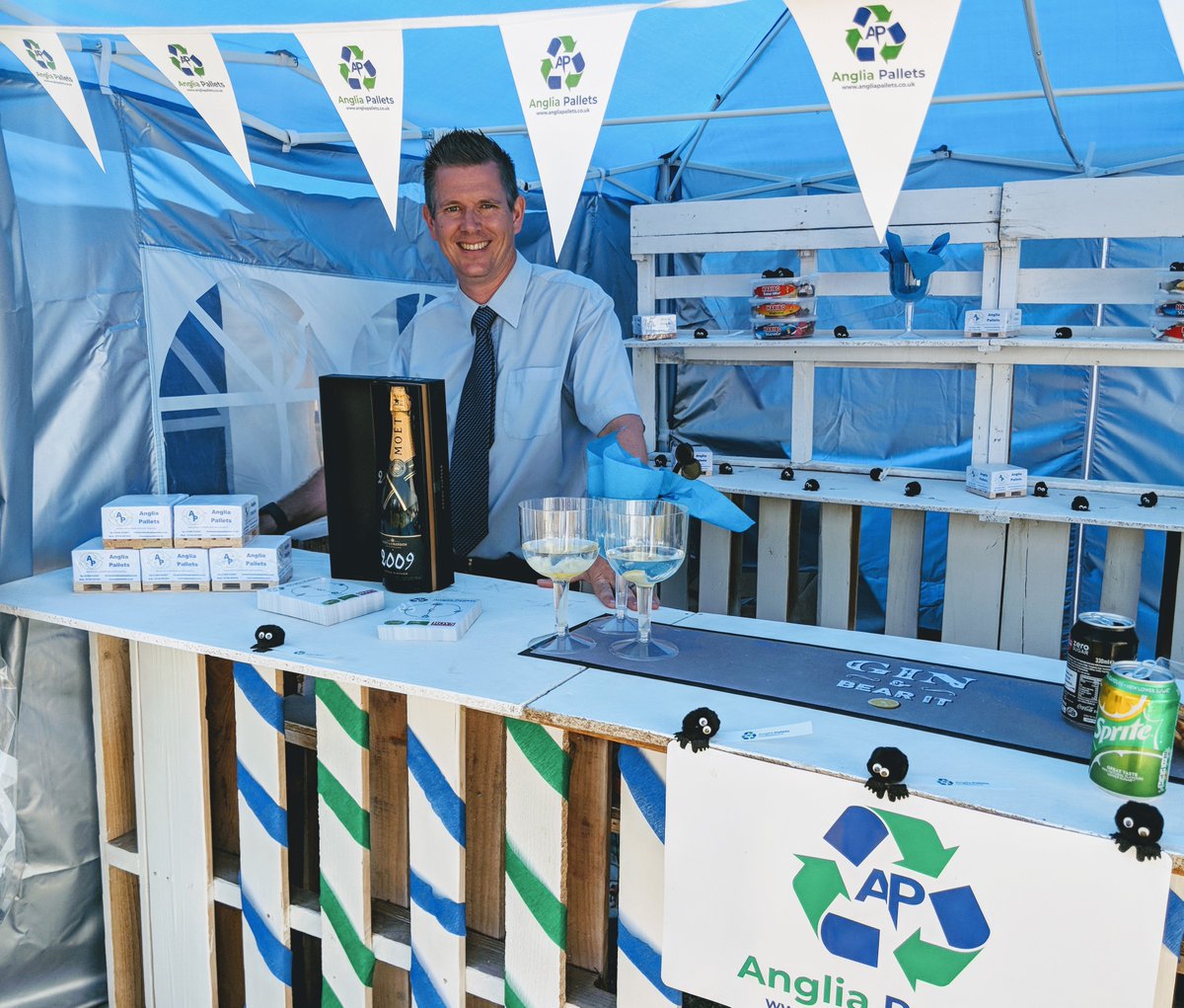 A great day at the <a href="/norfolkshow/">Royal Norfolk Show</a> in the sunshine yesterday with our bar and furniture made of pallets. Looking forward to meeting more people today! Say hello at stand 272, Avenue 10  ☀️