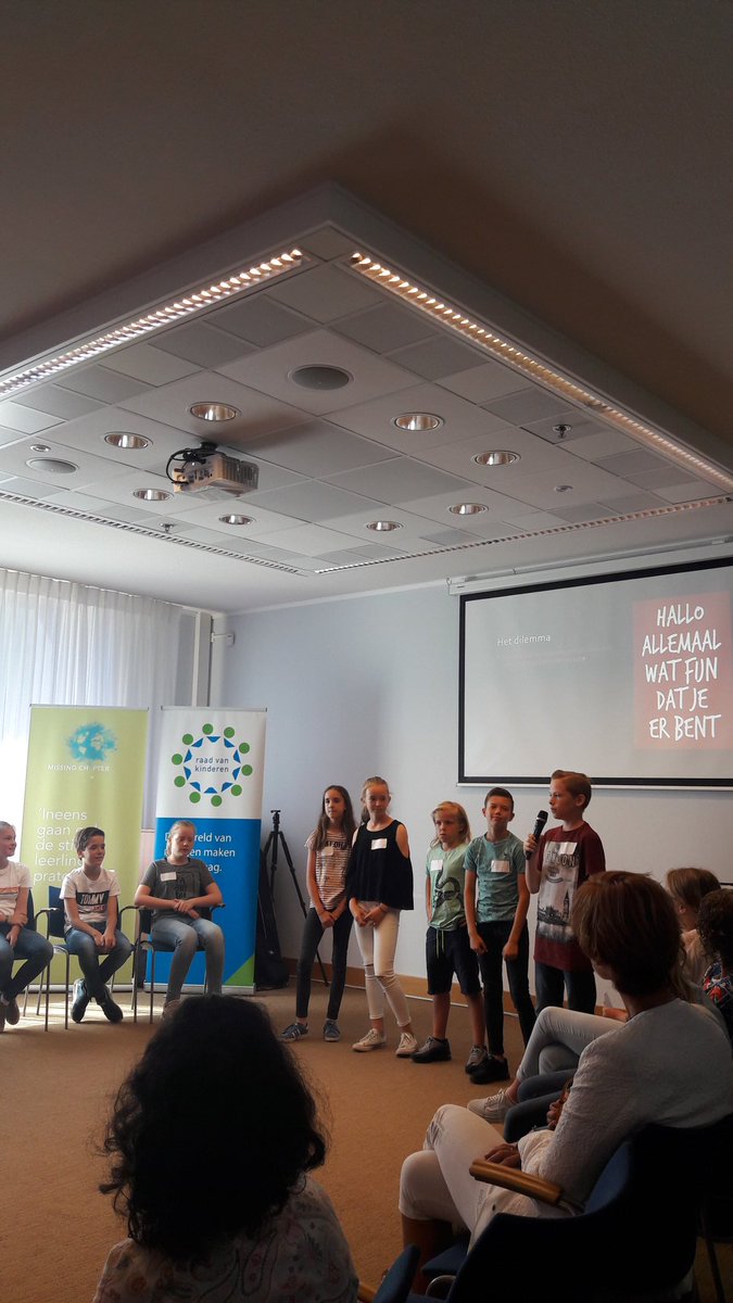 PolitiekeAmbt's tweet photo. Raad van kinderen @MissingChapterF bij @MinBZK aanwezig om advies te geven. 'De wereld van morgen maken we vandaag. Samen'. https://t.co/0tg4T3eD4T