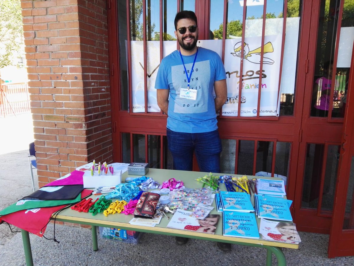 ▶️El miércoles 13 de junio estuvimos en el mercadillo solidario de fin de curso en el CEIP Jaime de Foxá (Toledo) con un stand 👨‍💼 para ofrecer información sobre el cáncer infantil y productos solidarios de la asociación.