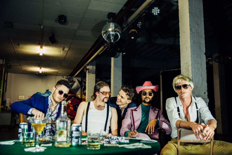 PREMIERE: #VeniceQueens aim sky high with their best work yet on 'Bad Heart' > ow.ly/cQIu30kDWXT