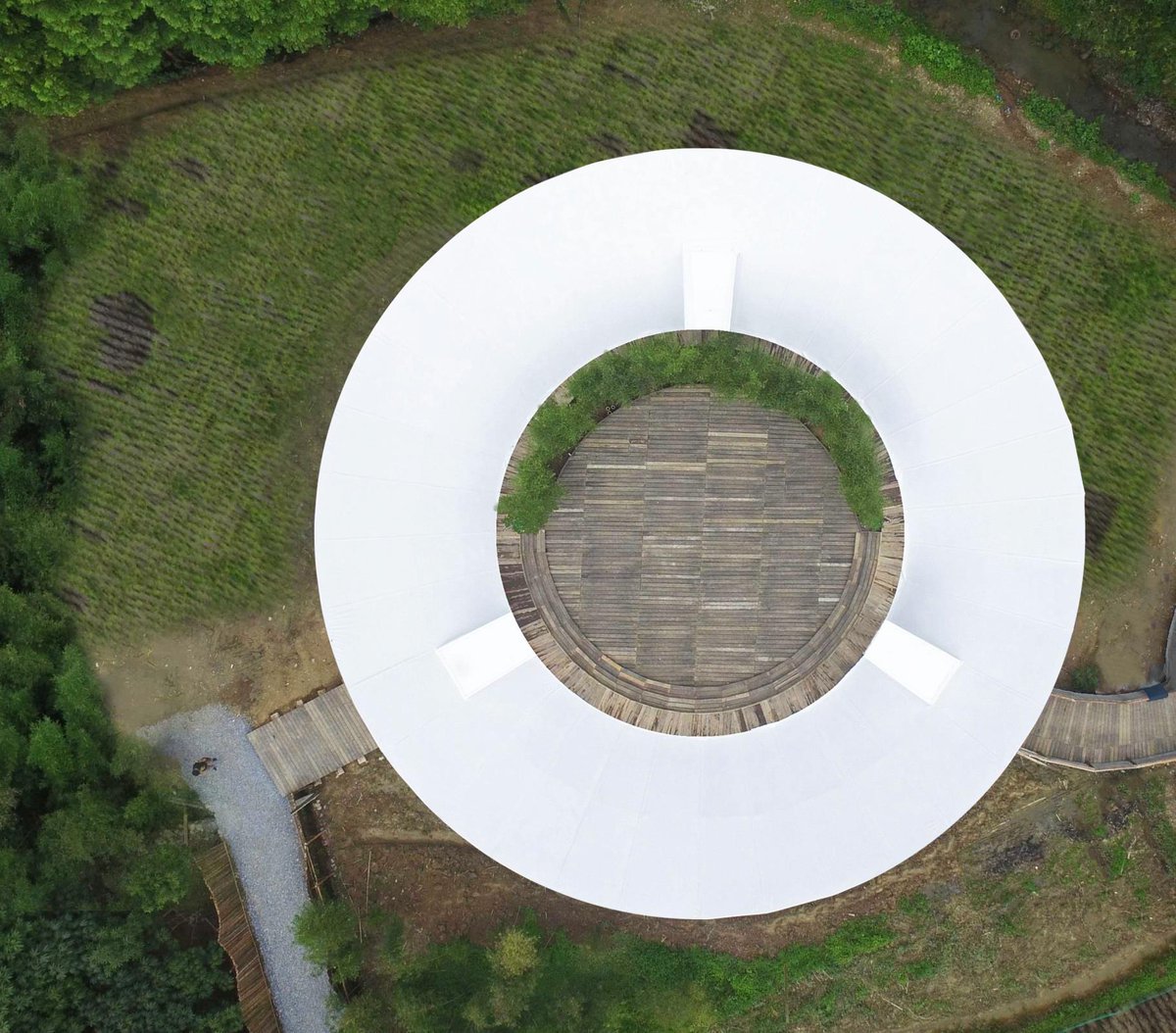 This communal building by Pieter Ruben Bergambagt was designed to raise awareness of sustainable farming and promote healthy living in the rural Tai Yang Valley: worldarchitecture.org/architecture-p… #hongkong