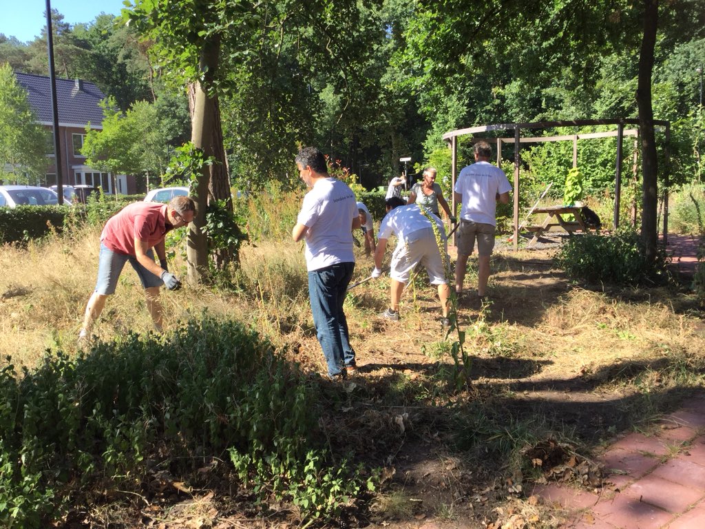 VriendenAbrona's tweet image. @ASR steekt vandaag de handen uit de mouwen in de #Beleeftuin van #Abrona.  #mvo #metelkaarvoorelkaar