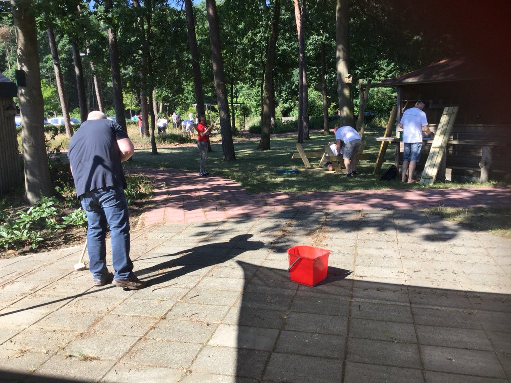 VriendenAbrona's tweet image. @ASR steekt vandaag de handen uit de mouwen in de #Beleeftuin van #Abrona.  #mvo #metelkaarvoorelkaar