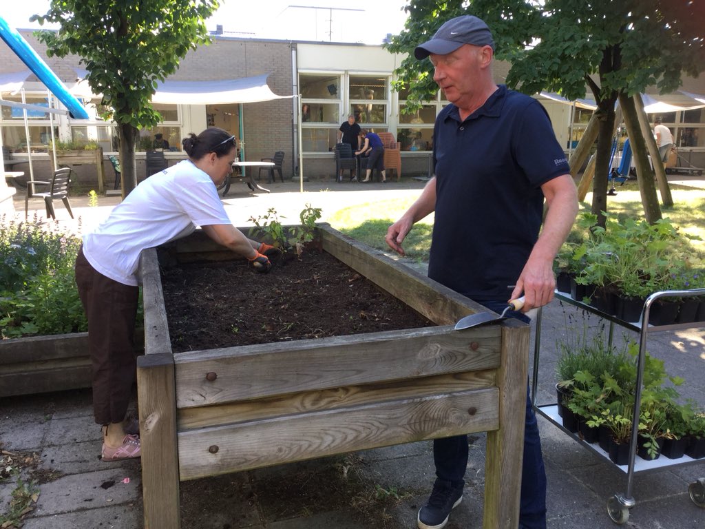 VriendenAbrona's tweet image. @ASR steekt vandaag de handen uit de mouwen in de #Beleeftuin van #Abrona.  #mvo #metelkaarvoorelkaar