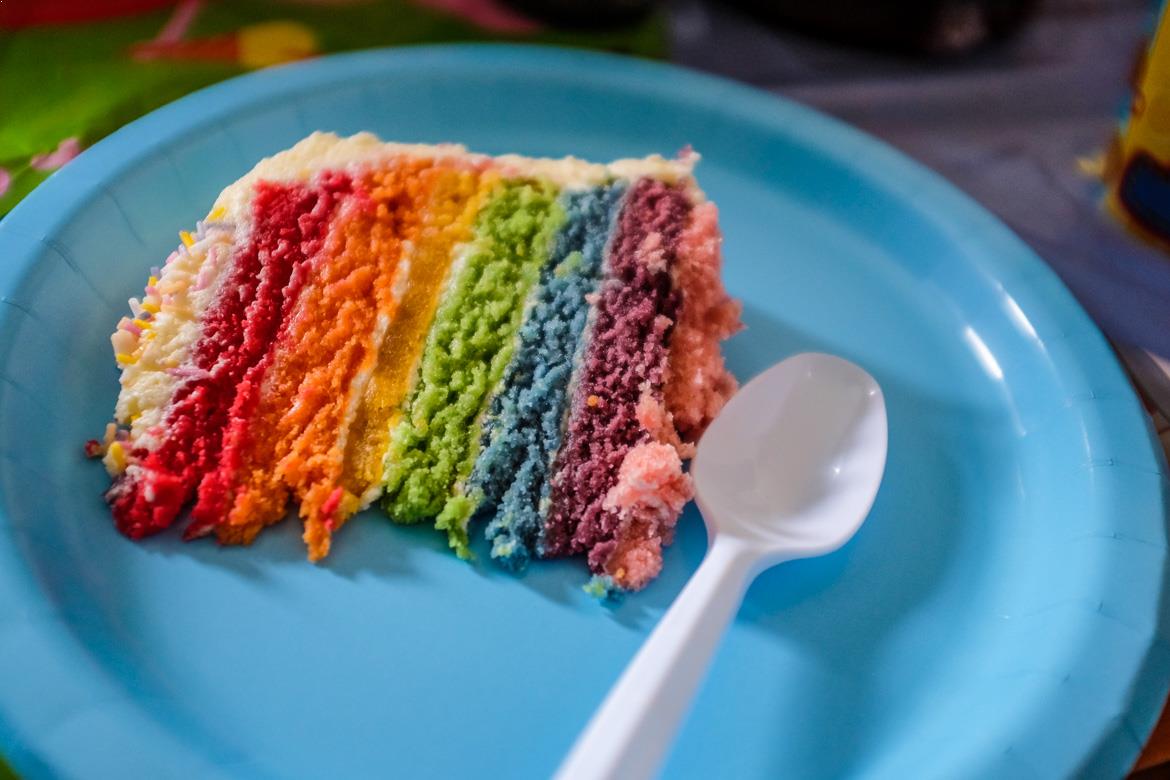 come_es's tweet photo. Te gusten las peras, las manzanas, los aguacates, las tartas, los bocadillos o las lechugas... ¡SE FELIZ! ❤️🧡💛💚💙💜 #orgullo2018 https://t.co/5Rv1JxZGXC
