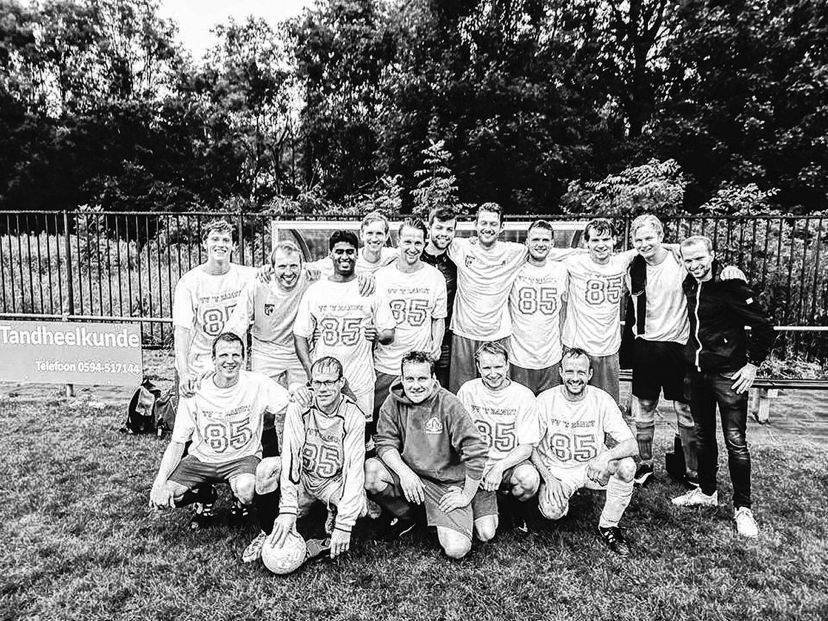 HielkoMerkus's tweet photo. Voetbalvereniging @vvtZandt is niet helemaal verdwenen! Een team van oud-spelers van de blauwhemden maakte indruk op het toernooi van @VVGruno . Vandaag te lezen in #Ommelander https://t.co/fsg80b4Aqz