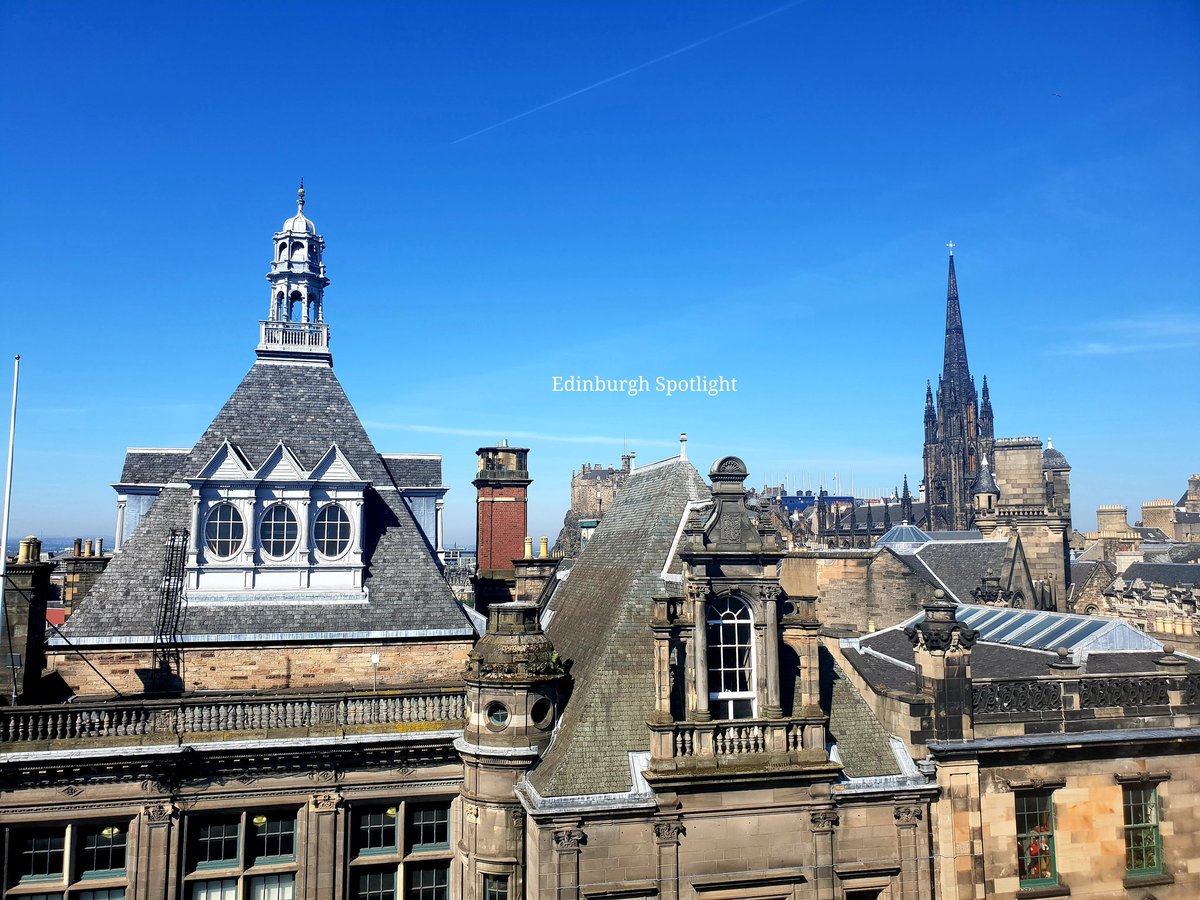 edinspotlight's tweet image. Hello from the roof of the @natlibscot! 

Stunning views on an incredible day in Edinburgh ☀️

Thanks to the staff for making this happen for me. Full photo set to follow