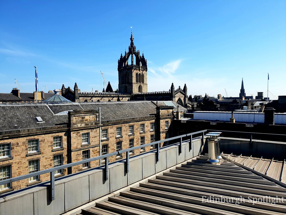 edinspotlight's tweet image. Hello from the roof of the @natlibscot! 

Stunning views on an incredible day in Edinburgh ☀️

Thanks to the staff for making this happen for me. Full photo set to follow