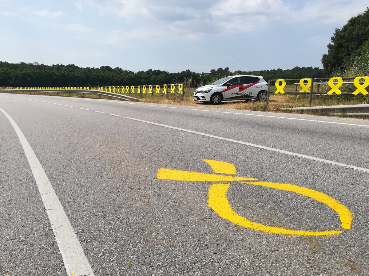 CatInfo Girona (@cati_girona) on Twitter photo Llaços grocs en tanques, pals de llum, i pintats a l'asfalt de la carretera de #Vilablareix, al #Gironès, per rebre aquesta tarda als Reis d'Espanya en la Gala d'entrega dels premis de la Fundació Princesa de Girona <a href="/FPdGi/">Fundación Princesa de Girona</a> Llaços grocs en tanques, pals de llum, i pintats a l'asfalt de la carretera de #Vilablareix, al #Gironès, per rebre aquesta tarda als Reis d'Espanya en la Gala d'entrega dels premis de la Fundació Princesa de Girona <a href="/FPdGi/">Fundación Princesa de Girona</a>
