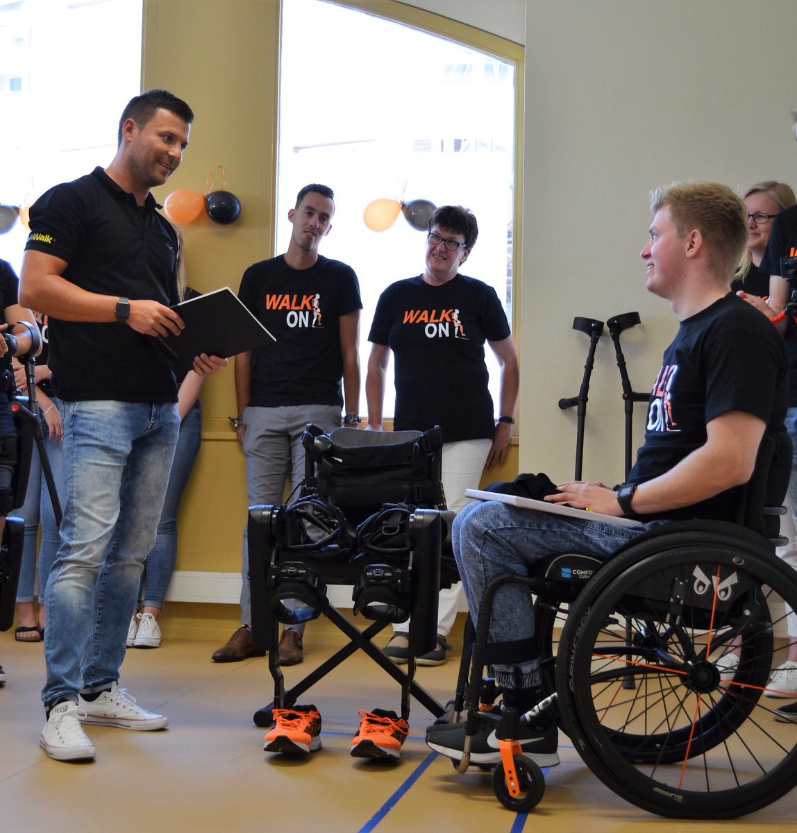 Eerste exoskelet officieel volledig in eigendom! We hebben het eerste exoskelet officieel overhandigd gekregen door @ReWalk_Robotics bij <a href="/kinesefysio/">Kinesefysio</a> Iedereen enorm BEDANKT die een bijdrage heeft geleverd en nu OP NAAR NUMMER 2 💪💪 stichting-walk-on.org/nieuws-index/1…