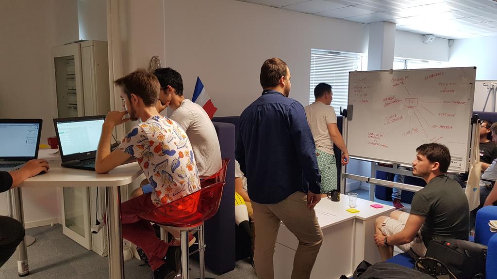 #hackintime c'est parti ! Le premier #hackathon de @Wiztivi_France à #nantes sur les usages de demain ! 
#uxdesign #Prototype #designthinking