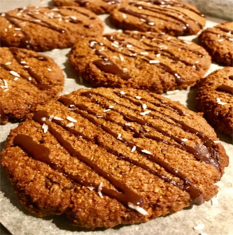 NLCKitchen's tweet image. We love when Leoni gets in the kitchen, we always end up with delicious goodies to sample. Yesterday we were treated to these delicious Chocolate Coconut Cookies. Get the recipe here &amp;amp; give these a try nlckitchen.com/recipe/chocola…
#NLCKitchen #NaturalLowCarb #LCHF #Eatnatural #Cookie