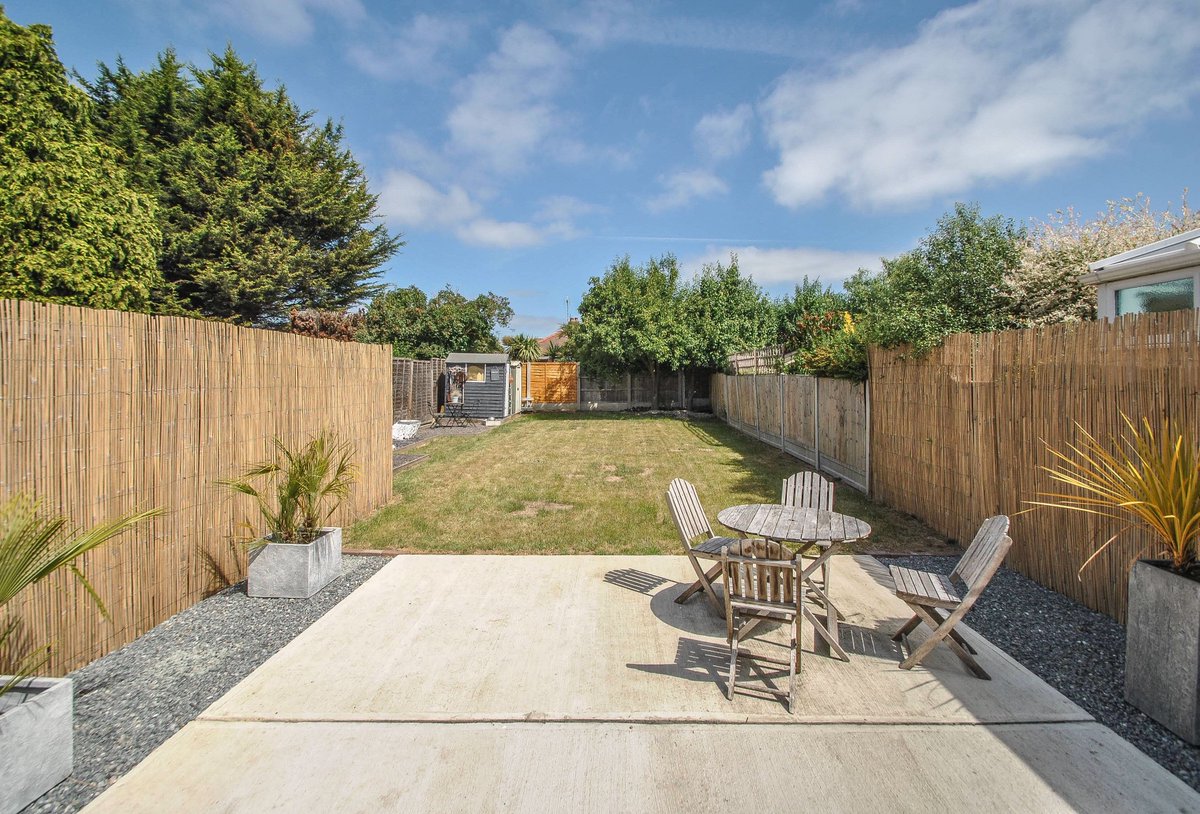 LeadersSouthend's tweet photo. A stunning 2 bedroom property for sale in Feeches Road, Southend-On-Sea - £280,000 https://t.co/MT2sqRIzyW #highstreetagent #paywhenyousell https://t.co/giHmL4NTzo