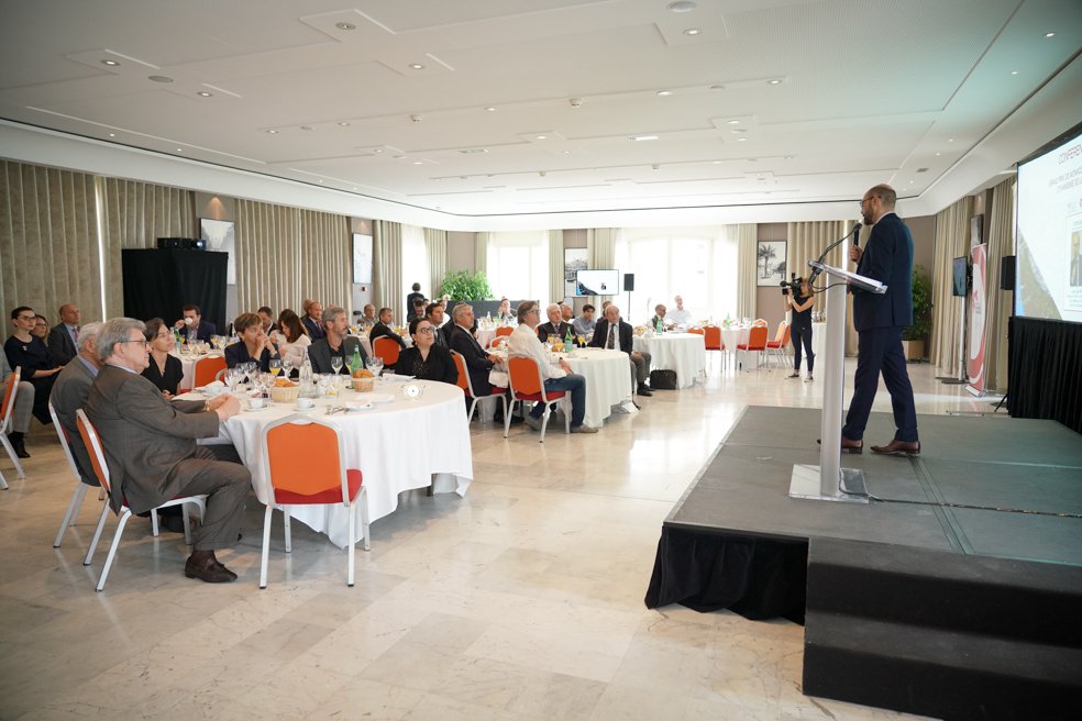 GvtMonaco's tweet photo. Lionel Galfré, Directeur de l’IMSEE, présentait ce matin, à l’occasion d’un petit-déjeuner conférence organisé par le @MEB_Monaco, les résultats de l’étude portant sur les retombées économiques du #GrandPrix2017 #monaco #statistiques #économie https://t.co/rf0QQE74kJ