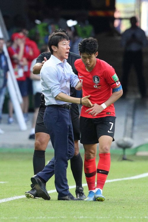 rayspace7's tweet image. During last two games, Son Heung-Min, one of the most talented players of South Korean squad never shows his famous smile during match but only shows shreding tears. However, finally he smiles after scoring in Germany game. #KORGER